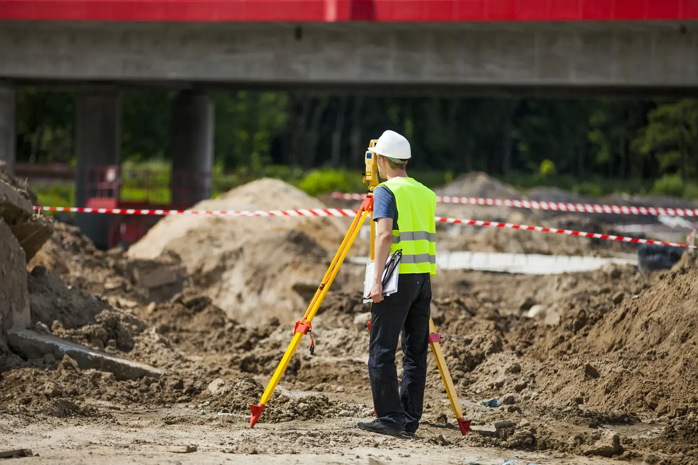 geodeta na placu budowy